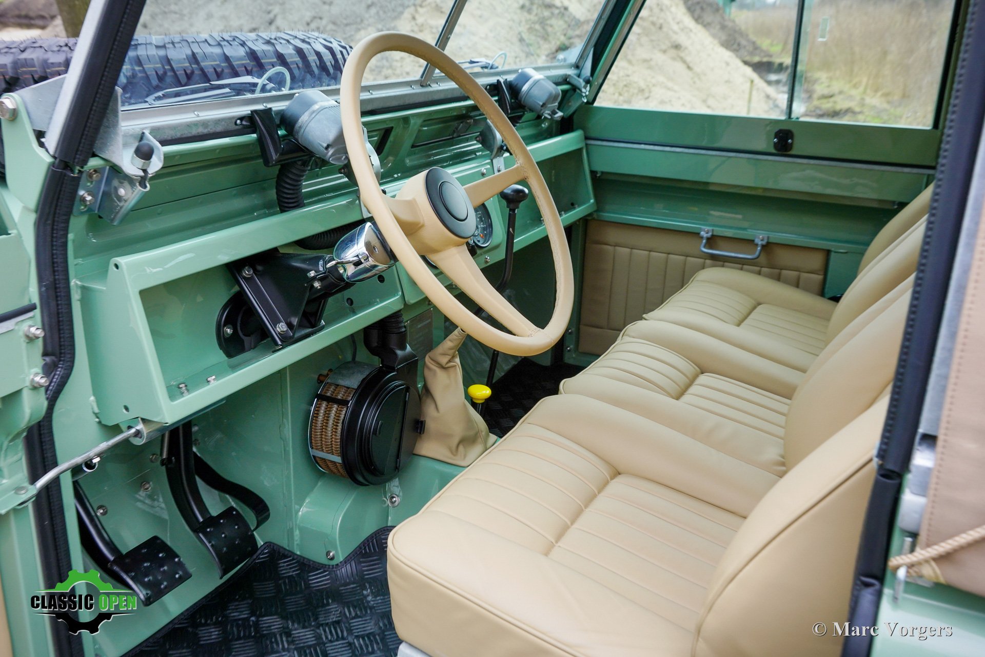 Land Rover 88 IIa CoolnVintage